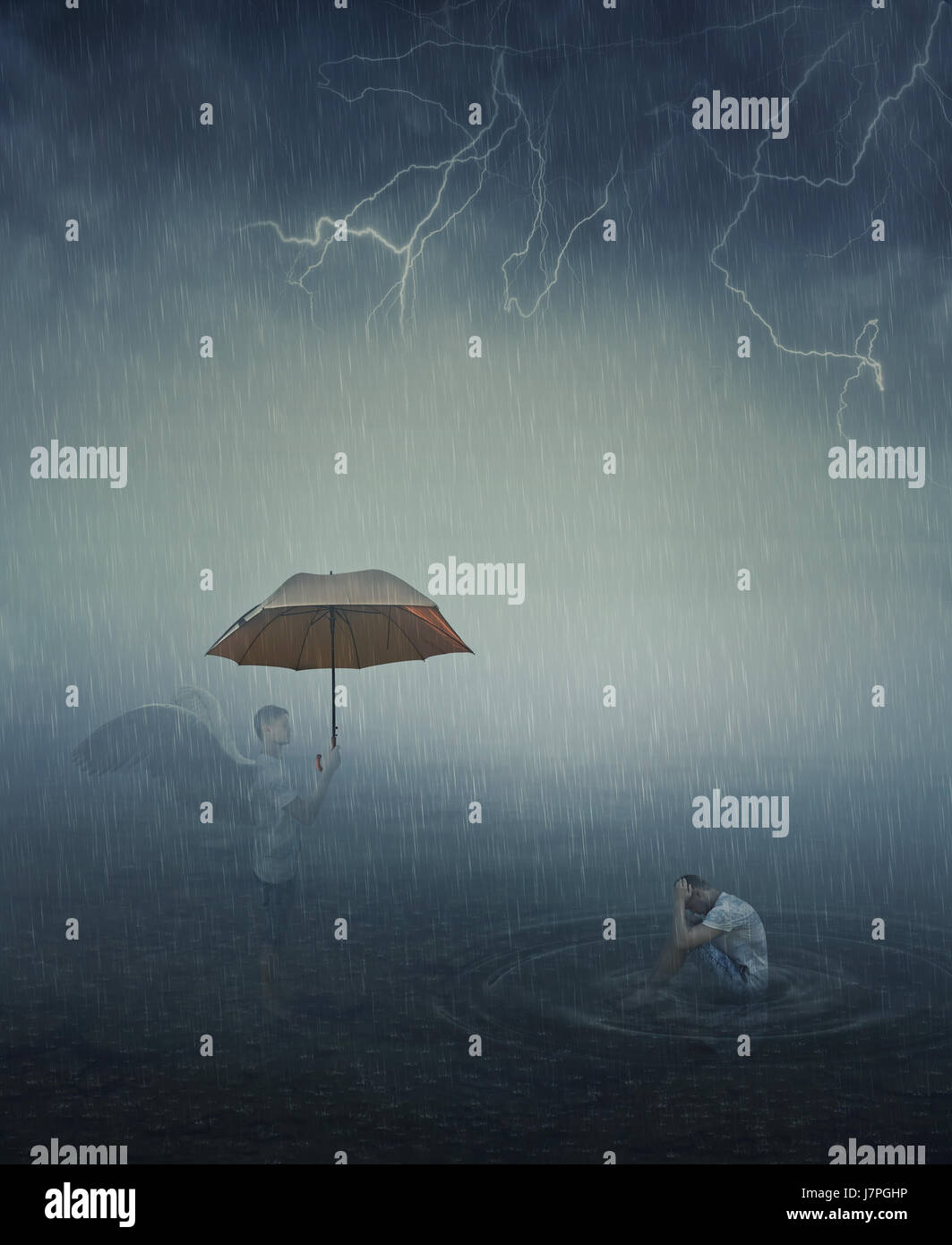 Surrealistisches Bild als einsam, betonte Mann sitzen im Seewasser unter dem fallenden Regen und seine Engel versuchen, ihm geben einen Regenschirm zu helfen. Vergebung, Stockfoto