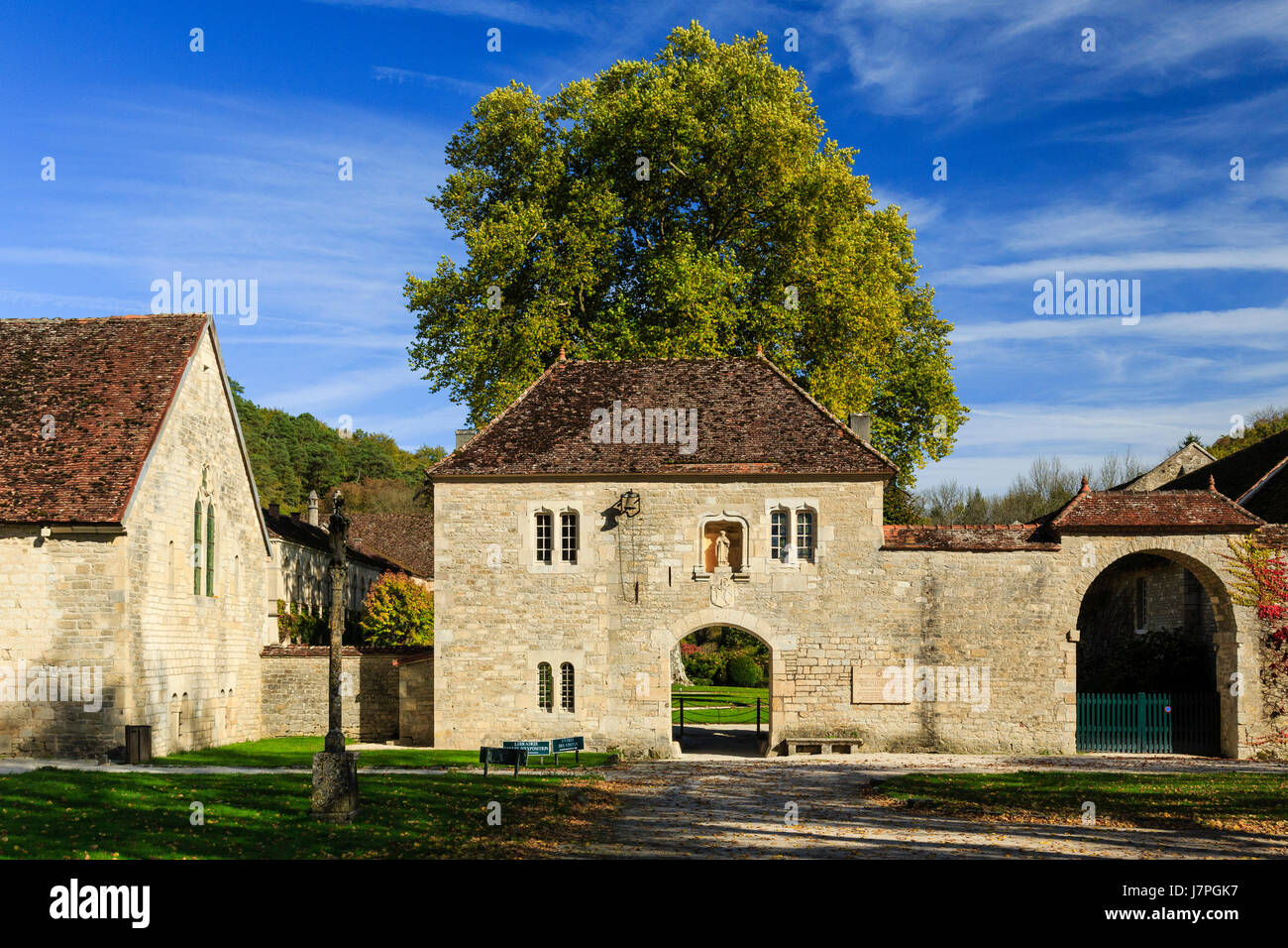 Frankreich, Cote d'Or, Marmagne, Fontenay Abbey, die von der UNESCO zum Weltkulturerbe erklärt wurde, der Eingang Stockfoto