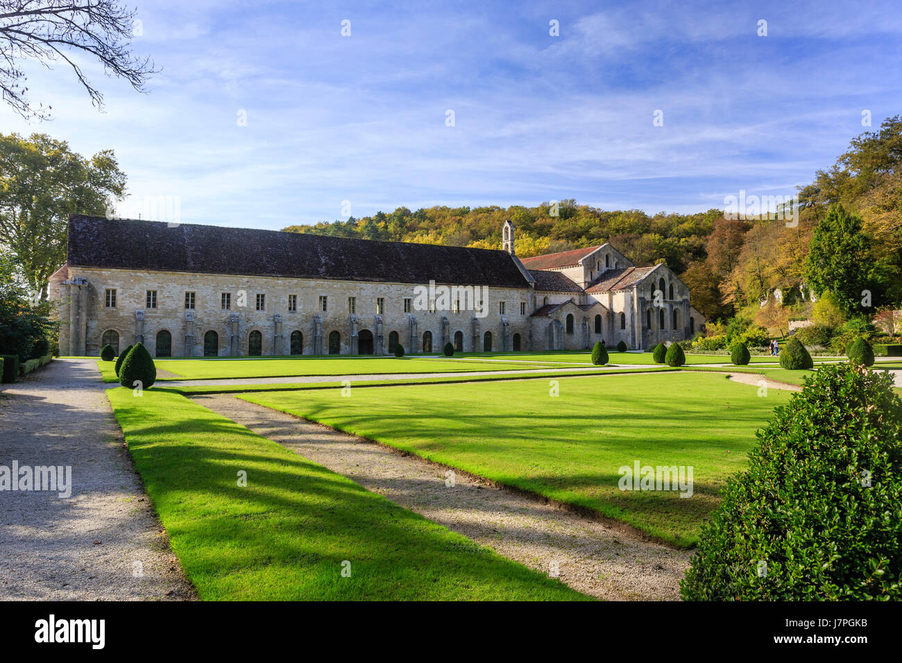 Frankreich, Cote d'Or, Marmagne, Fontenay Abtei, die von der UNESCO zum Weltkulturerbe erklärt wurde, die Kirche und das Klostergebäude von den Gärten aus gesehen Stockfoto