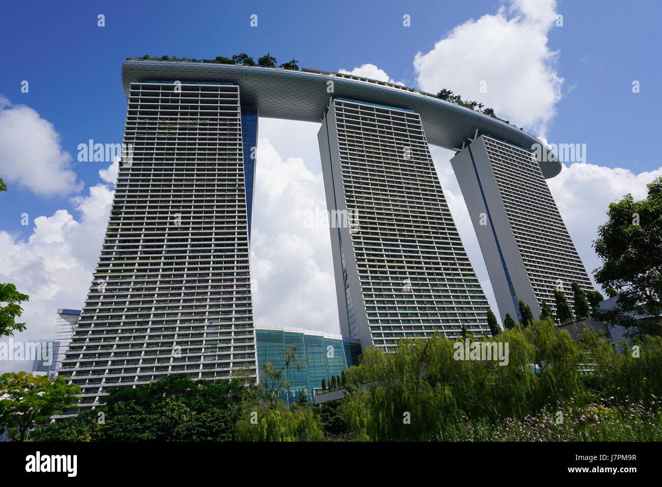 Ansicht des Marina Bay Sands von Gärten durch die Bay., Singapur aus gesehen Stockfoto
