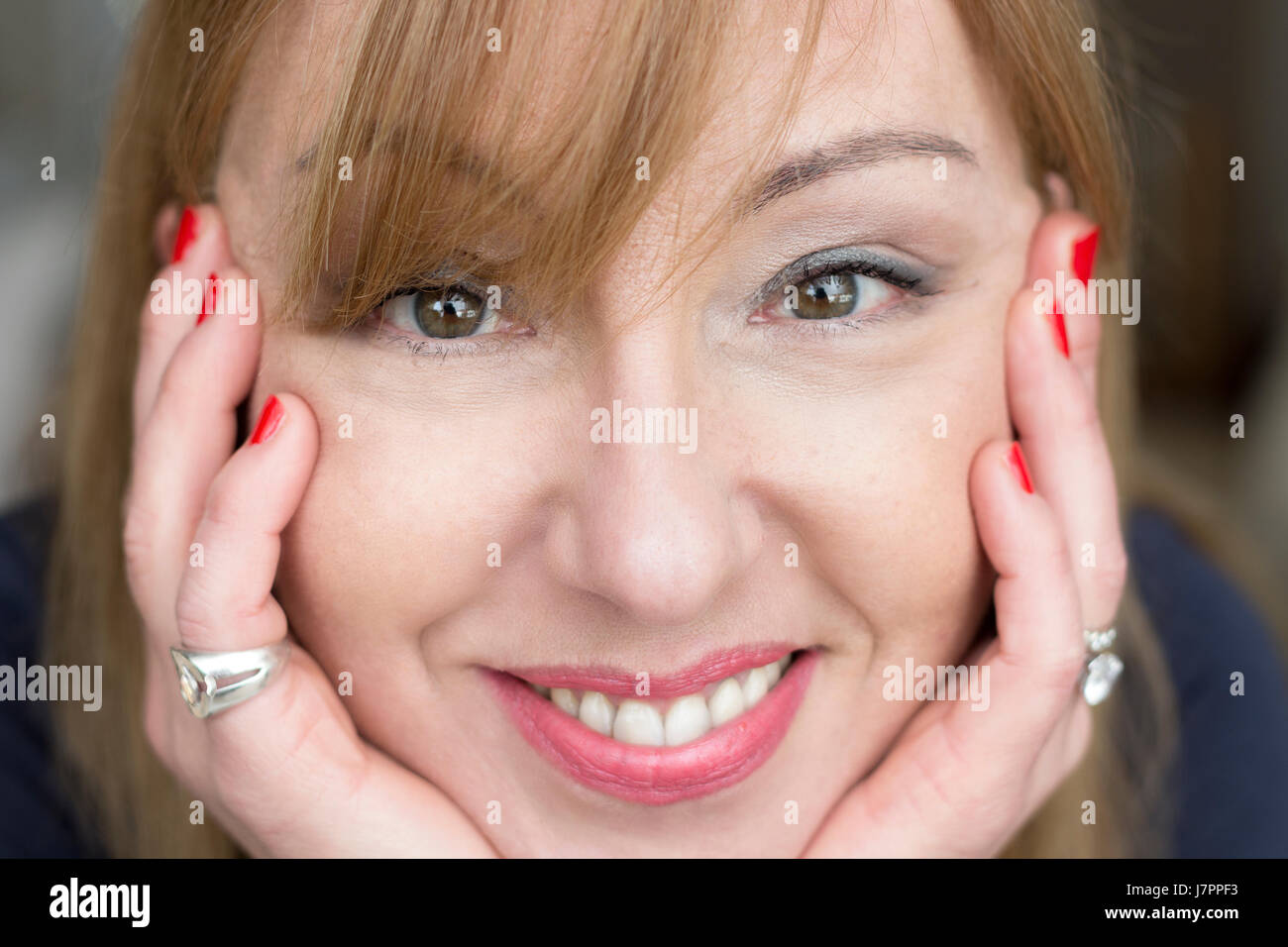Porträt einer reifen Frau, 45 Jahre alt, Nahaufnahme, mit Blick auf die Kamera oder Lächeln, Home Hintergrund. Stockfoto