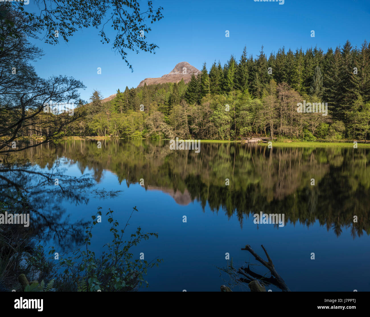 Ein Bild von Glencoe Village man an einem schönen Frühlingsabend mit Pap Glencoe im Hintergrund. Stockfoto