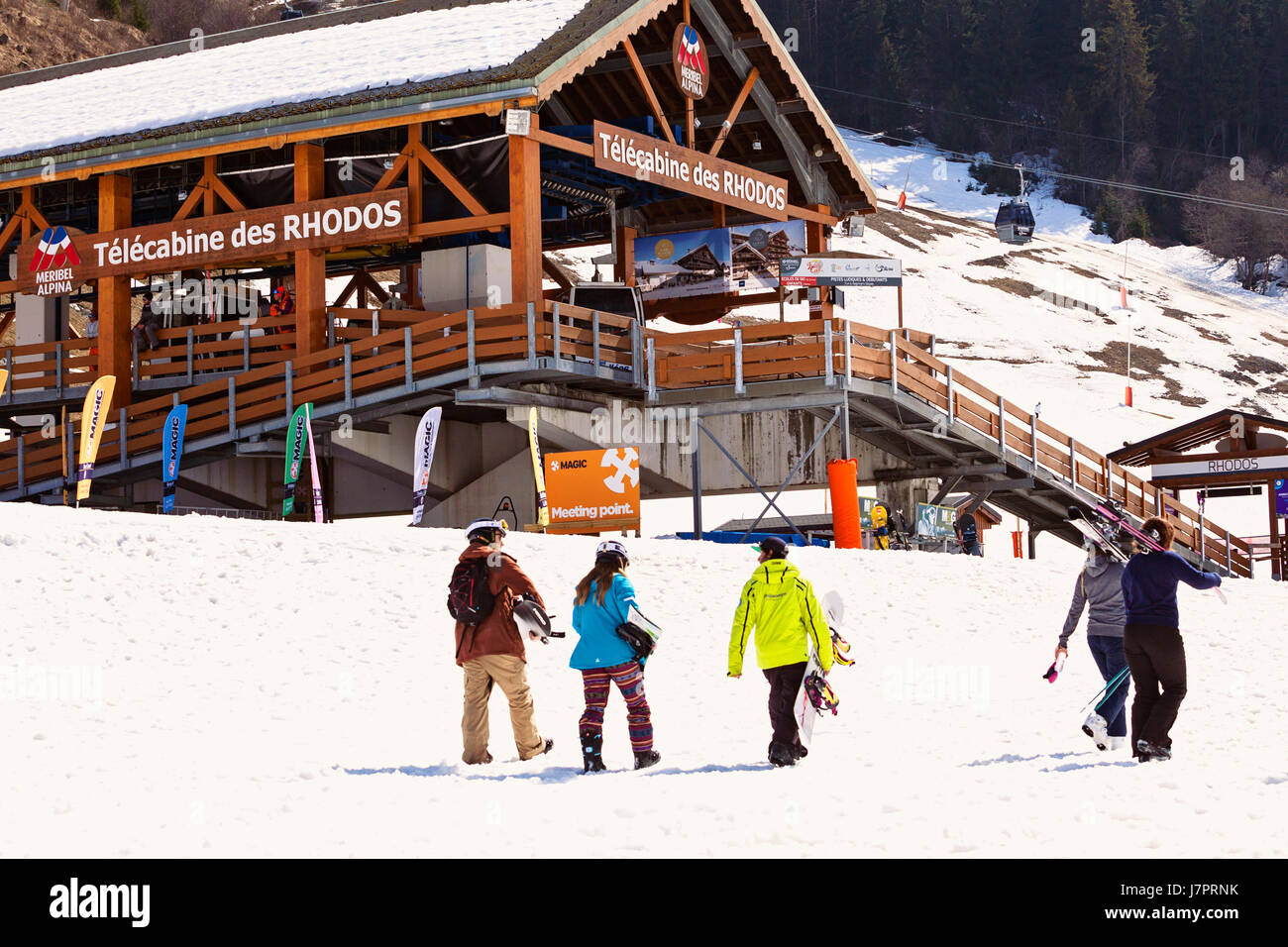 Zentrum, Bahnhof, Meribel, Trois Vallées, Französische Alpen, Frankreich. Telecabine des Rhodos. Heben Sie Rhodos Stockfoto