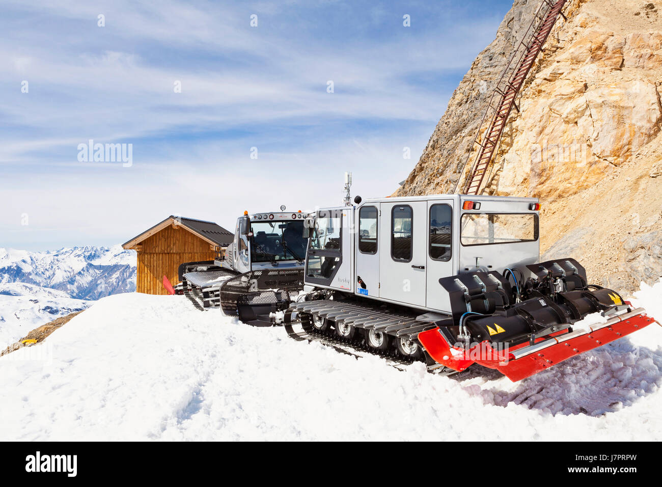 Sommet de Saulire, Meribel, drei Täler, Französische Alpen, Frankreich. Gipfel der Saulire. 2700m. Pistenraupe. Stockfoto