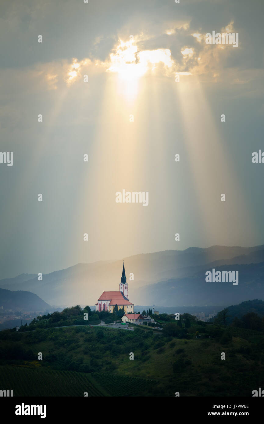 Strahlen der Sonne scheint auf eine Kirche herab Stockfoto