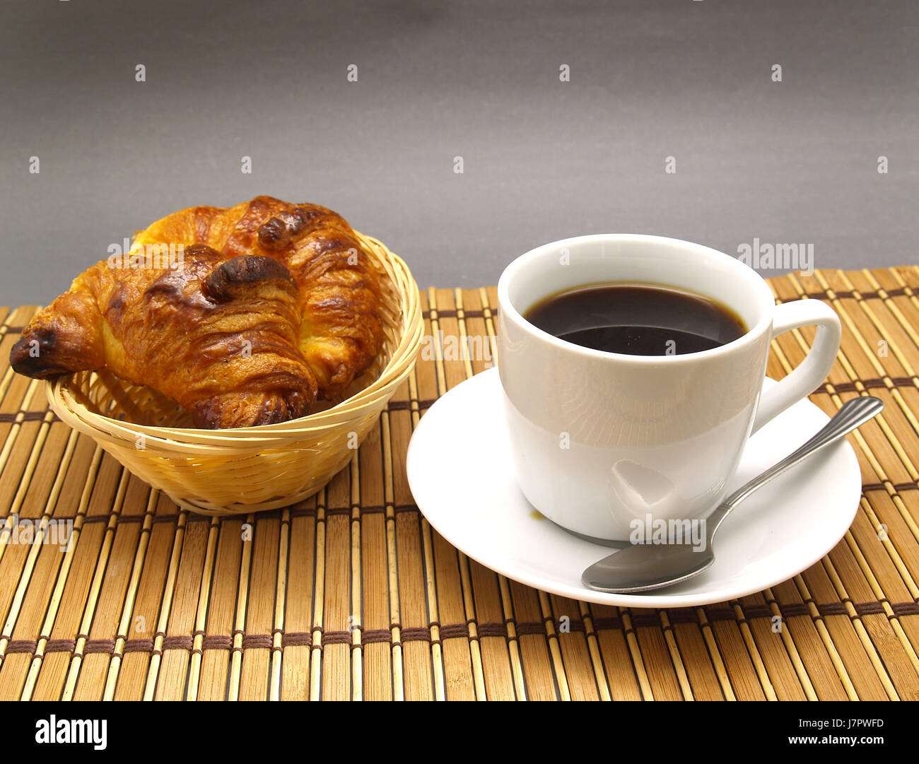 enge Café Tasse essen Nahrungsmittel Brot Getränk trinken Lätzchen isolierten amerikanischen braun Stockfoto