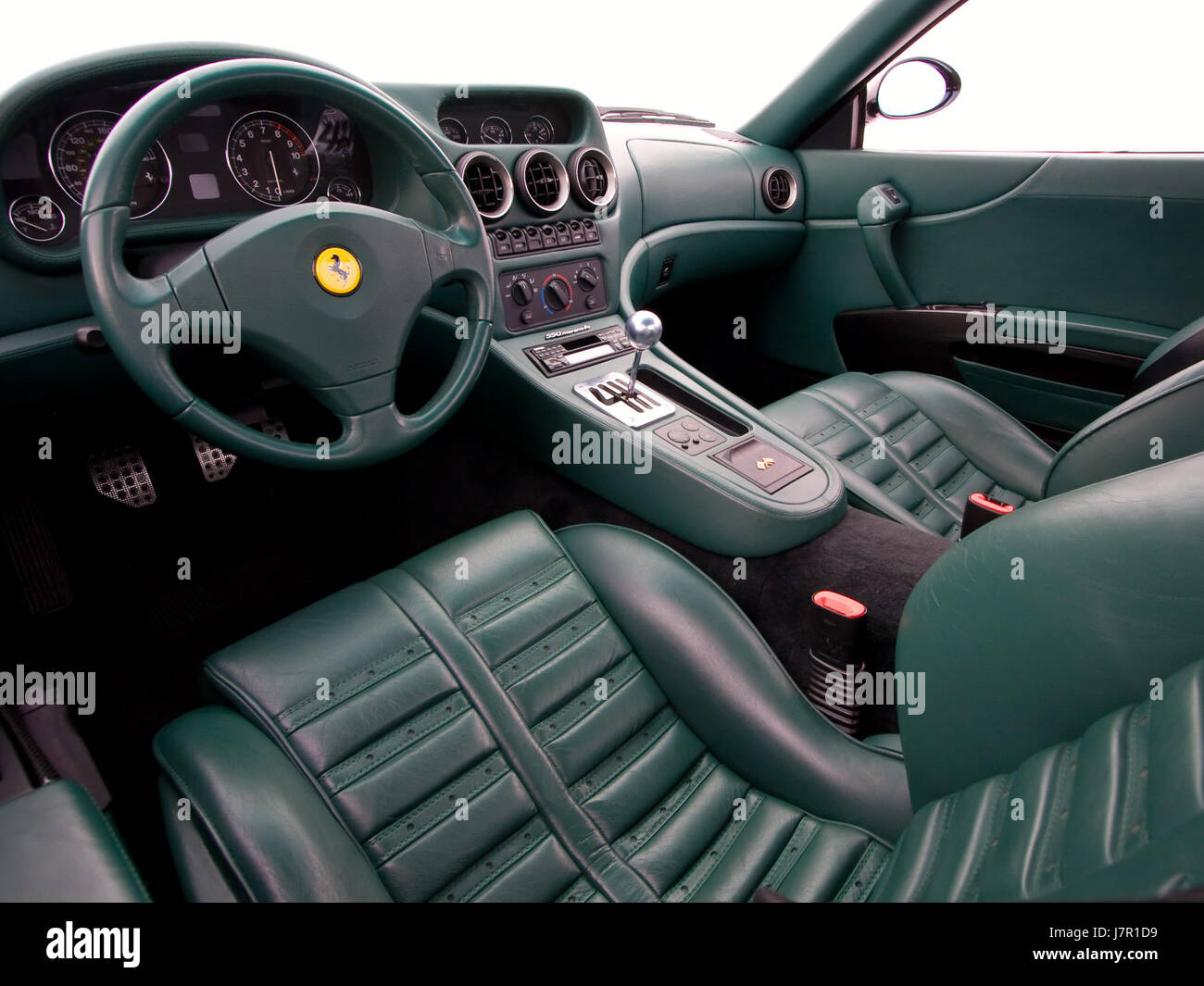 Der Ferrari 550 Maranello 1999 ist ein Luxussportwagen, der für seinen leistungsstarken V12-Motor und sein kultiges Design bekannt ist. Der Innenraum des Ferrari 550 Maranello besticht durch hochwertige Materialien, fortschrittliche Technologie und ein fahrerorientiertes Layout für ein außergewöhnliches Fahrerlebnis. Stockfoto