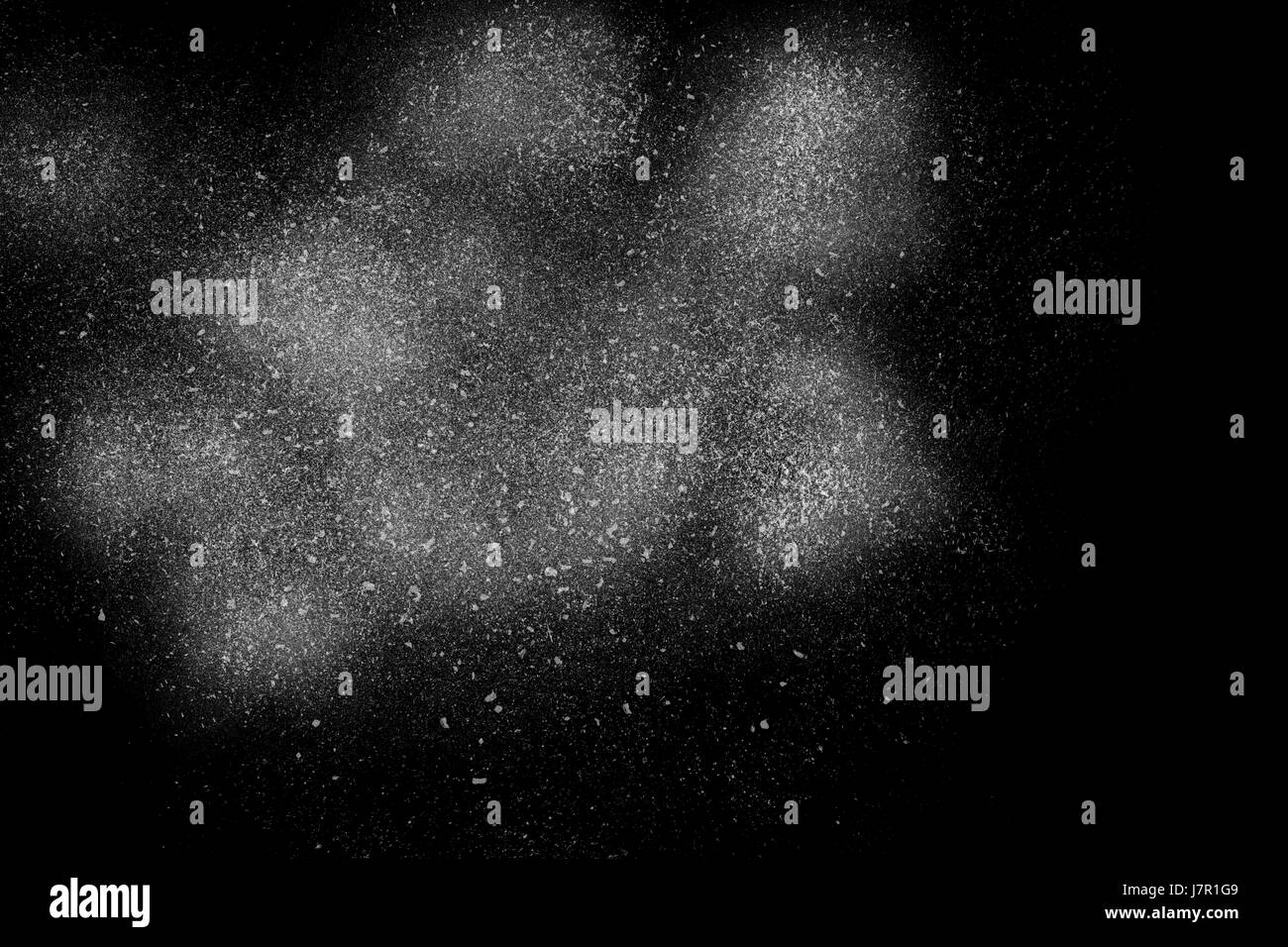 Abstrakte Muster der weiße Pulverwolke isoliert auf schwarz, dunklen Hintergrund. Abstrakte Muster weisse Staubwolke. Partikel-Wolke-Bildschirmschoner, Hintergrundbilder Stockfoto