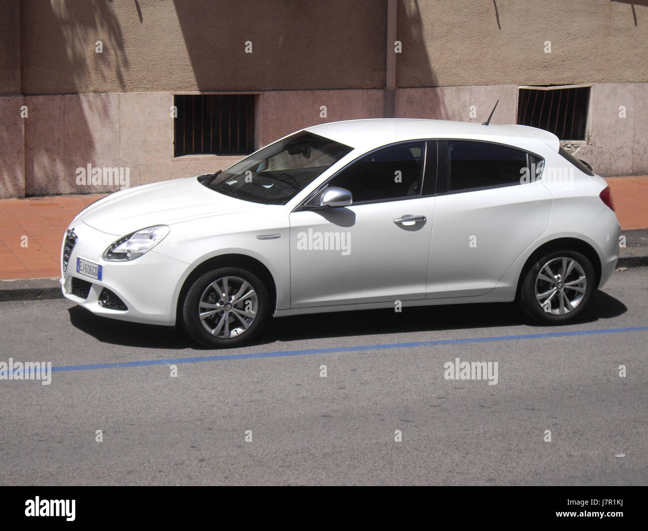 Der Alfa Romeo Giulietta 2010 ist ein kompaktes Automodell, das für sein elegantes Design, die leistungsstarken Motoroptionen und die italienische Ingenieurskunst bekannt ist. Diese weiße Variante unterstreicht ihren schlanken, modernen Look. Stockfoto