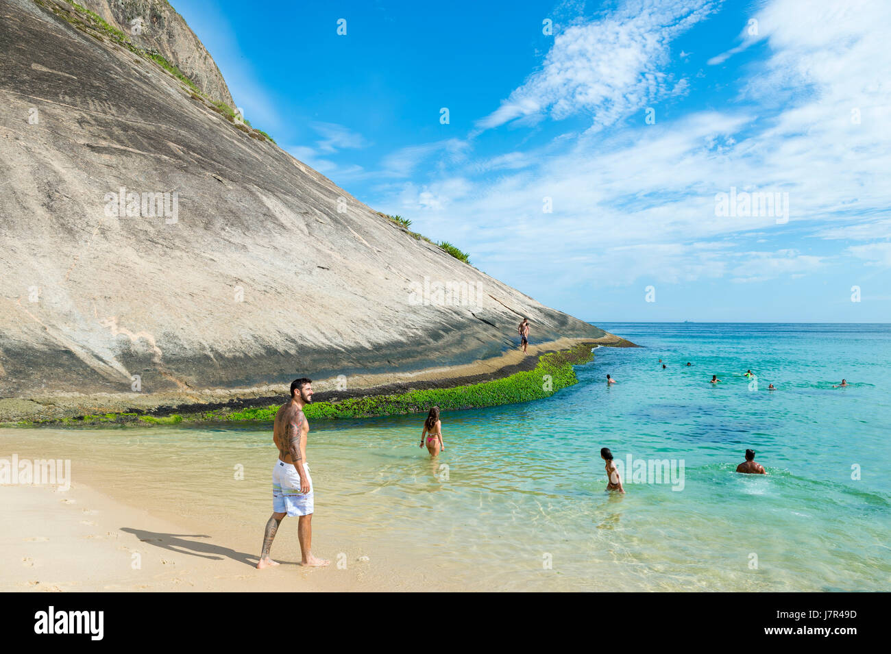 RIO DE JANEIRO - 4. März 2017: Beachgoers nutzen ein sonniges Wochenende in Itacoatiara Beach, ein Stadtteil in Niteroi. Stockfoto