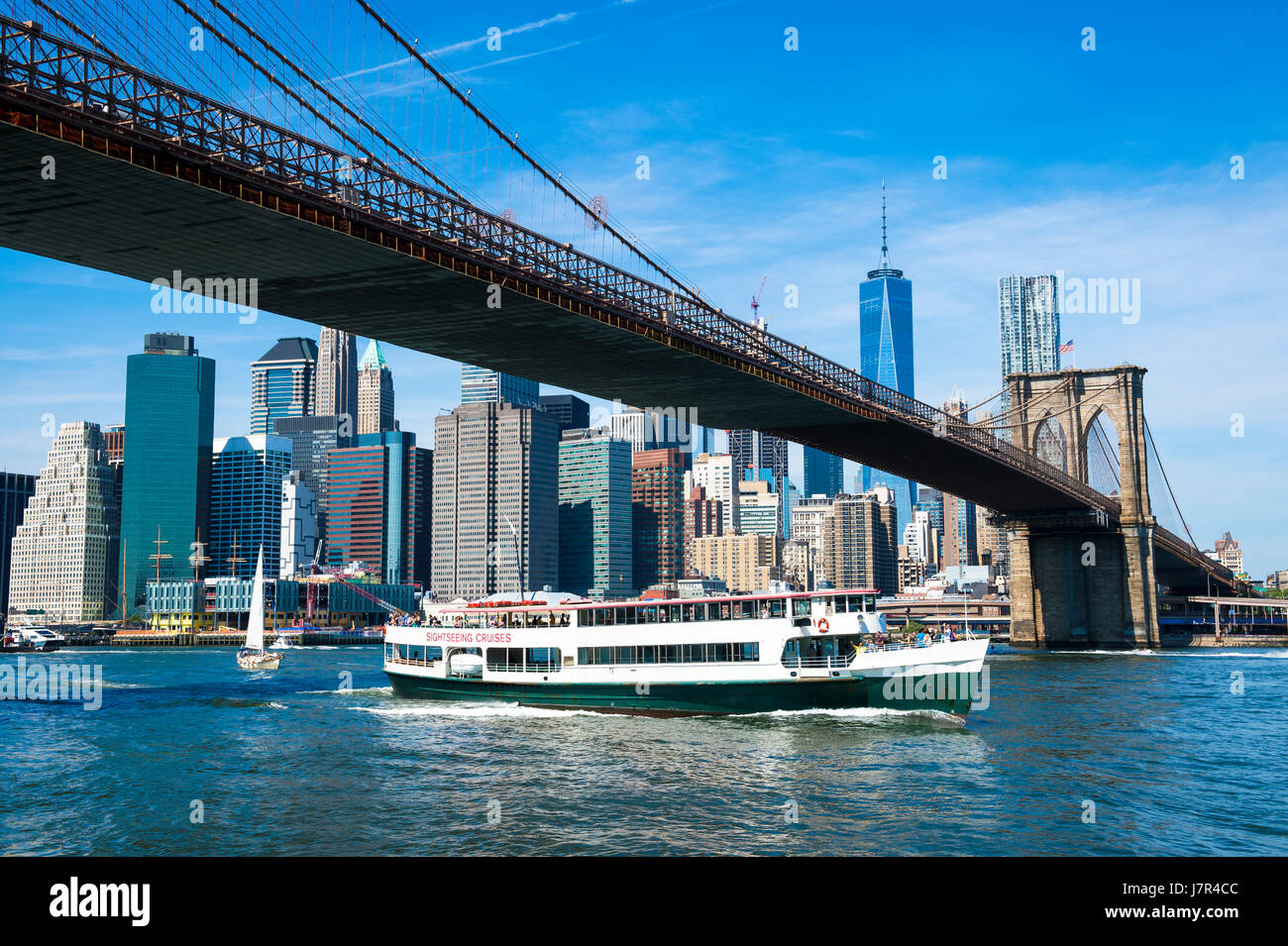 Hellen Morgen malerische Blick auf die Brooklyn Bridge und Manhattan Skyline vom Ufer des Viertels "DUMBO" in New York City aus gesehen Stockfoto