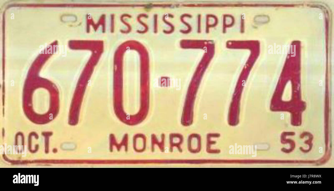 Dieses Kennzeichen aus dem Jahr 1953 von Mississippi zeigt den für diese Zeit typischen Design- und Herstellungsstil, der in den USA als Kennzeichen für Fahrzeuge verwendet wurde. Stockfoto