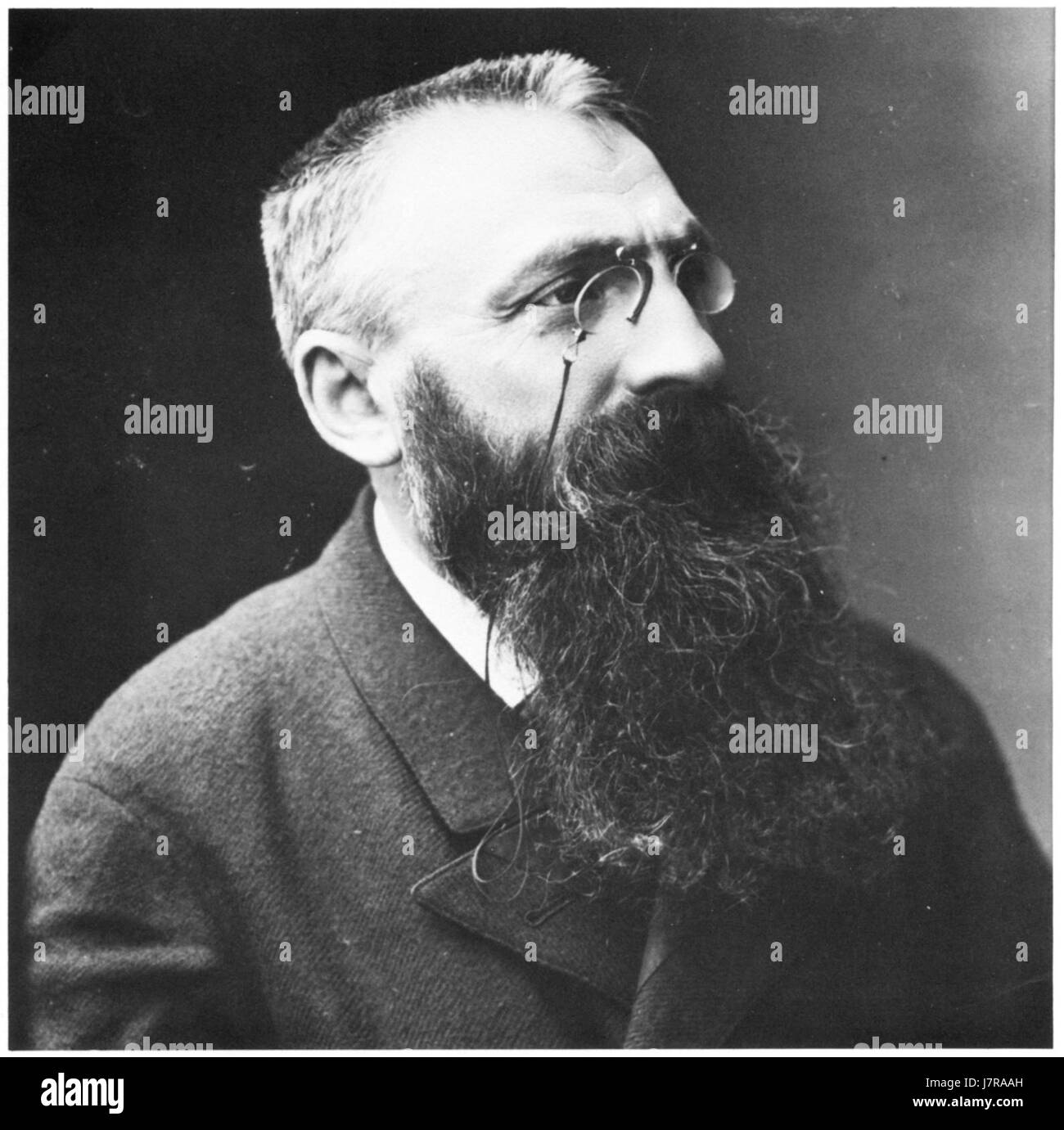 Dieses Foto von Auguste Rodin, aufgenommen von Nadar im Jahr 1893, fängt den berühmten französischen Bildhauer in einem Moment der persönlichen Reflexion ein. Rodins Bild ist zu einem Ikonen geworden und symbolisiert seinen Status als führende Figur in der Kunstwelt. Stockfoto