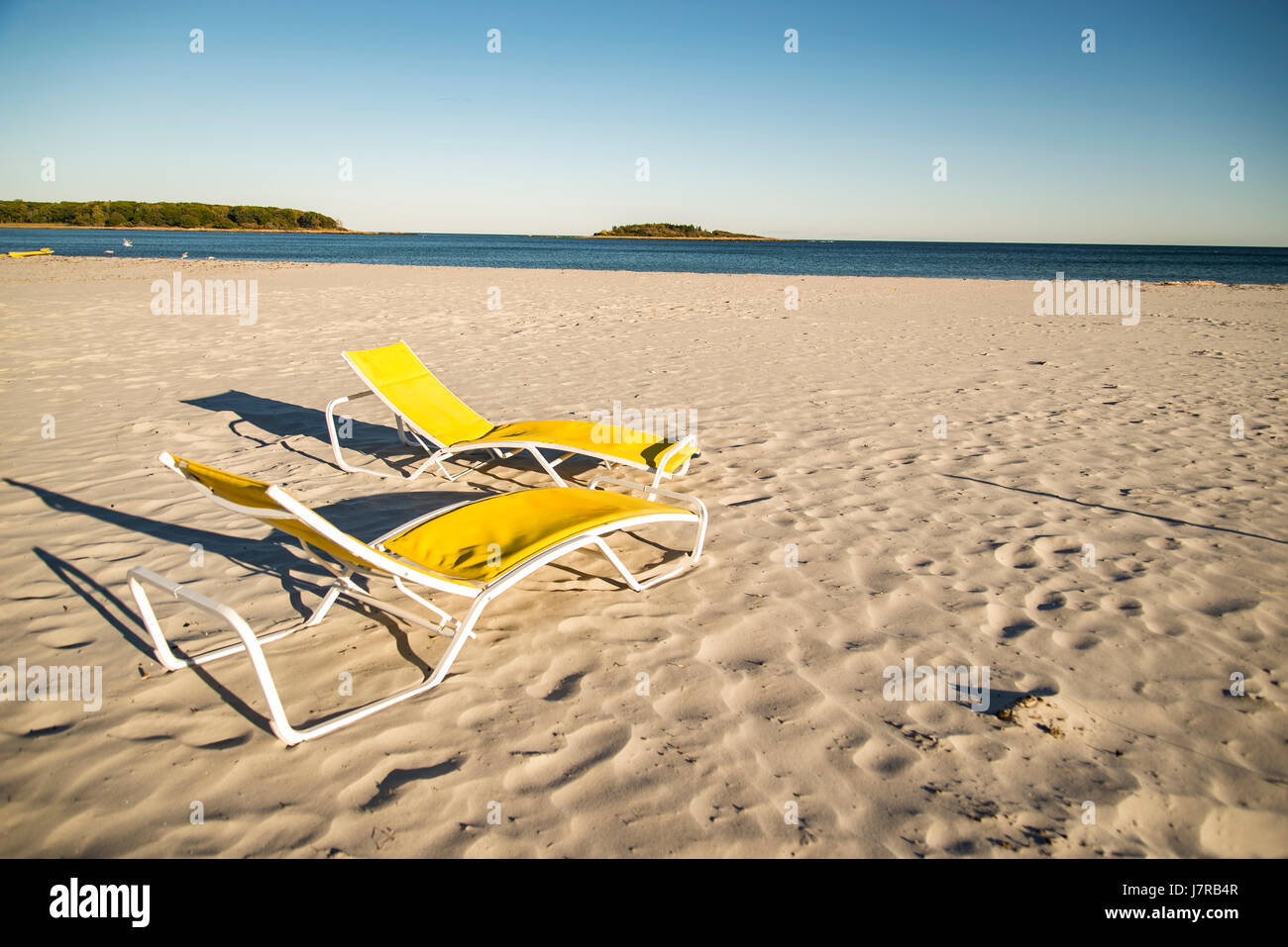 Zwei Liegestühlen am Sandstrand Stockfoto