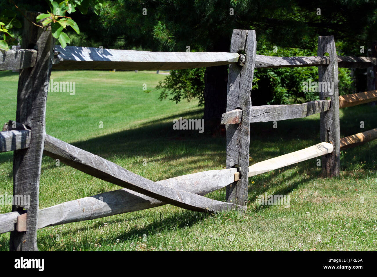 Baum Park Holz Feldzaun Geländer Zaun in rustikalen Land Fechten Stockfoto