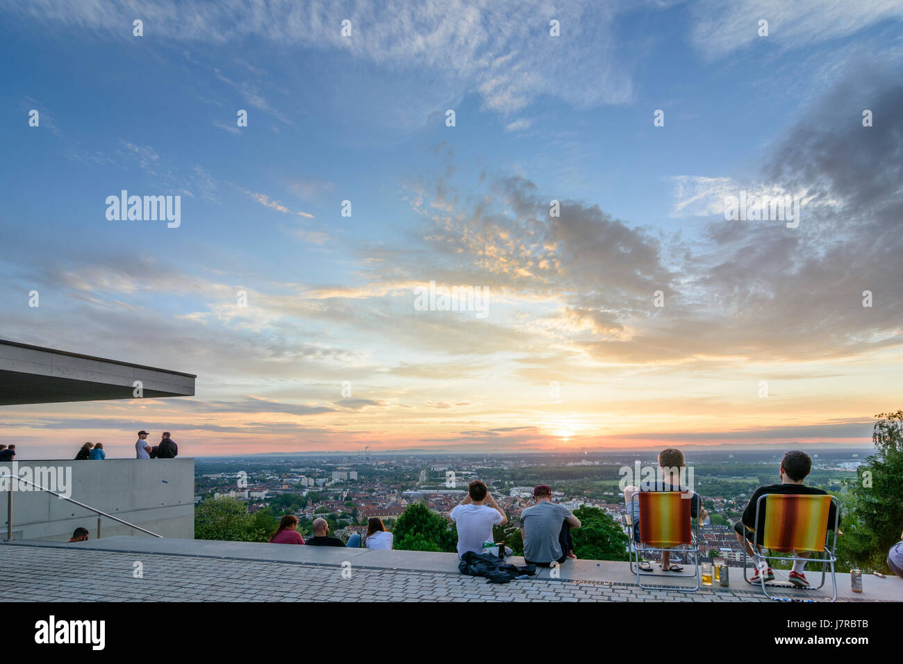 Bezirk Karlsruhe-Durlach: Blick von Terrasse des Berges Turmberg in Karlsruhe-Stadt und Vogesen (Vogesen), Menschen, Karlsruhe, Kraichgau-Stro Stockfoto