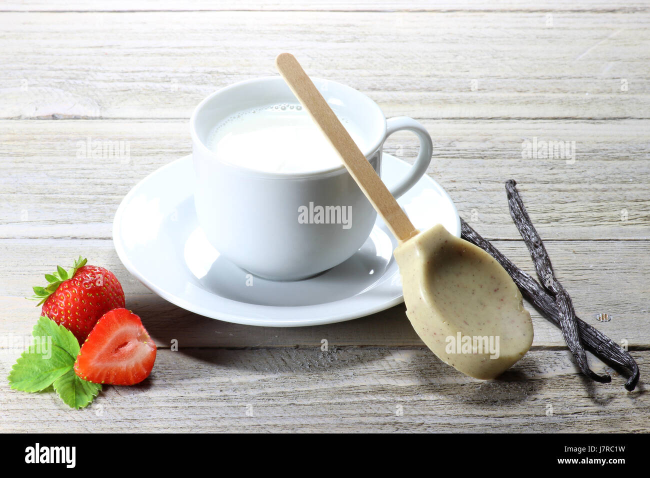 Milch, vorbereitet für eine heiße Schokolade mit Erdbeergeschmack Stockfoto