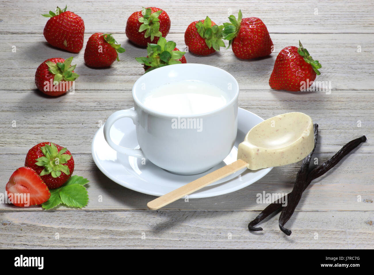Milch, vorbereitet für eine heiße Schokolade mit Erdbeergeschmack Stockfoto
