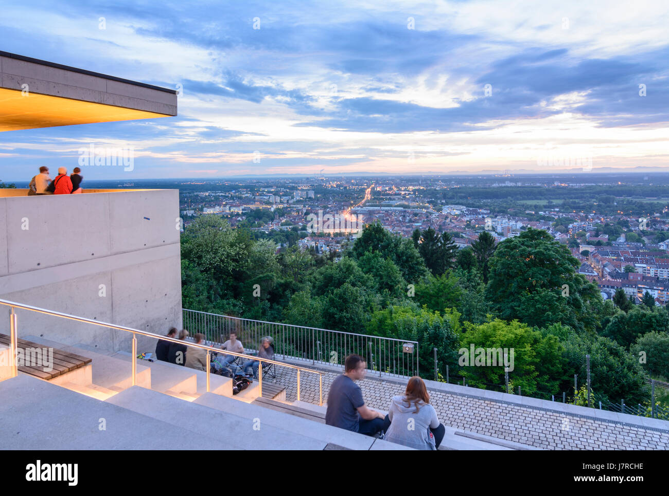 Bezirk Karlsruhe-Durlach: Blick von Terrasse des Berges Turmberg in Karlsruhe-Stadt und Vogesen (Vogesen), Menschen, Karlsruhe, Kraichgau-Stro Stockfoto