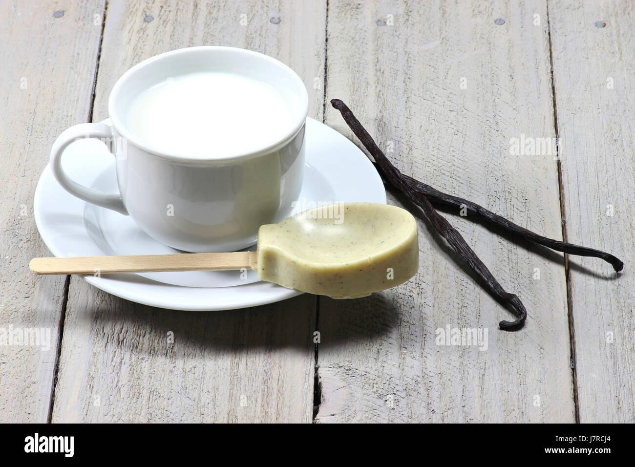 Milch, vorbereitet für eine heiße Schokolade mit Vanille-Geschmack Stockfoto