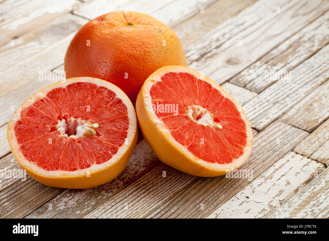 Holz Obst eine halbe Grapefruit rot orange Holz diagonal Frucht saftig gemalt plank Stockfoto