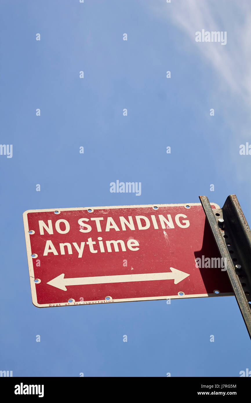 Klassische New York City "No Standing" unterzeichnen in Flushing, Queens, NY, USA Stockfoto