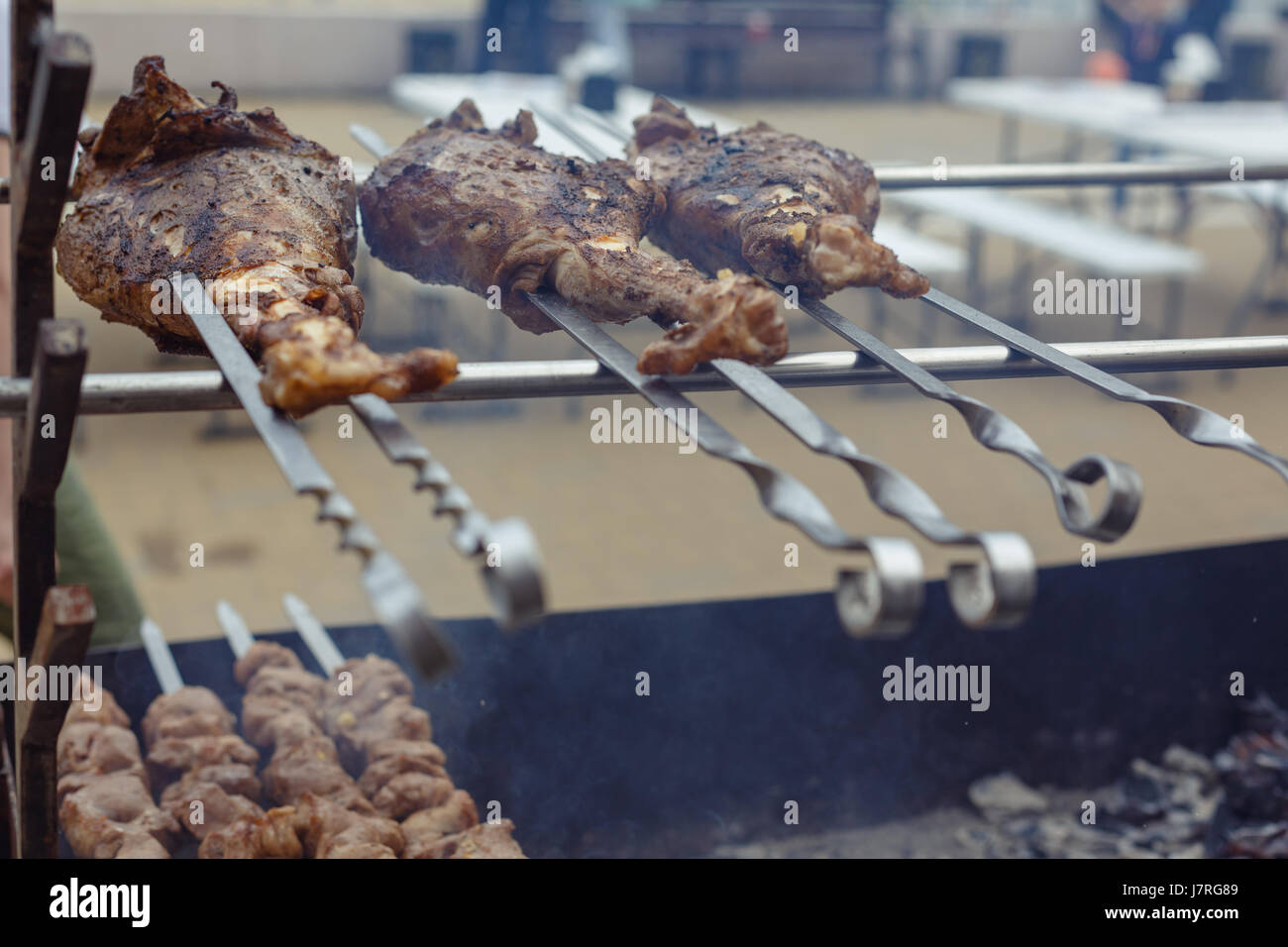 Kohlenbecken Lamm Bein. Grill Stockfoto