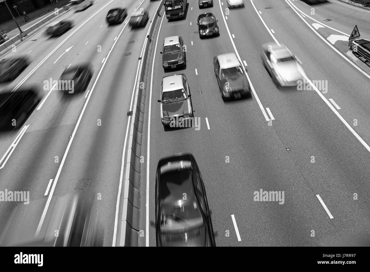 Verkehr auf mehreren-spurige Autobahn mit Motion blur (Schwarzweiß) Stockfoto