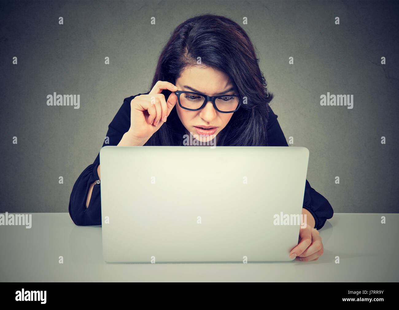 Besorgt Business woman Arbeiten am Laptop Bildschirm verwirrt auf der Suche Stockfoto