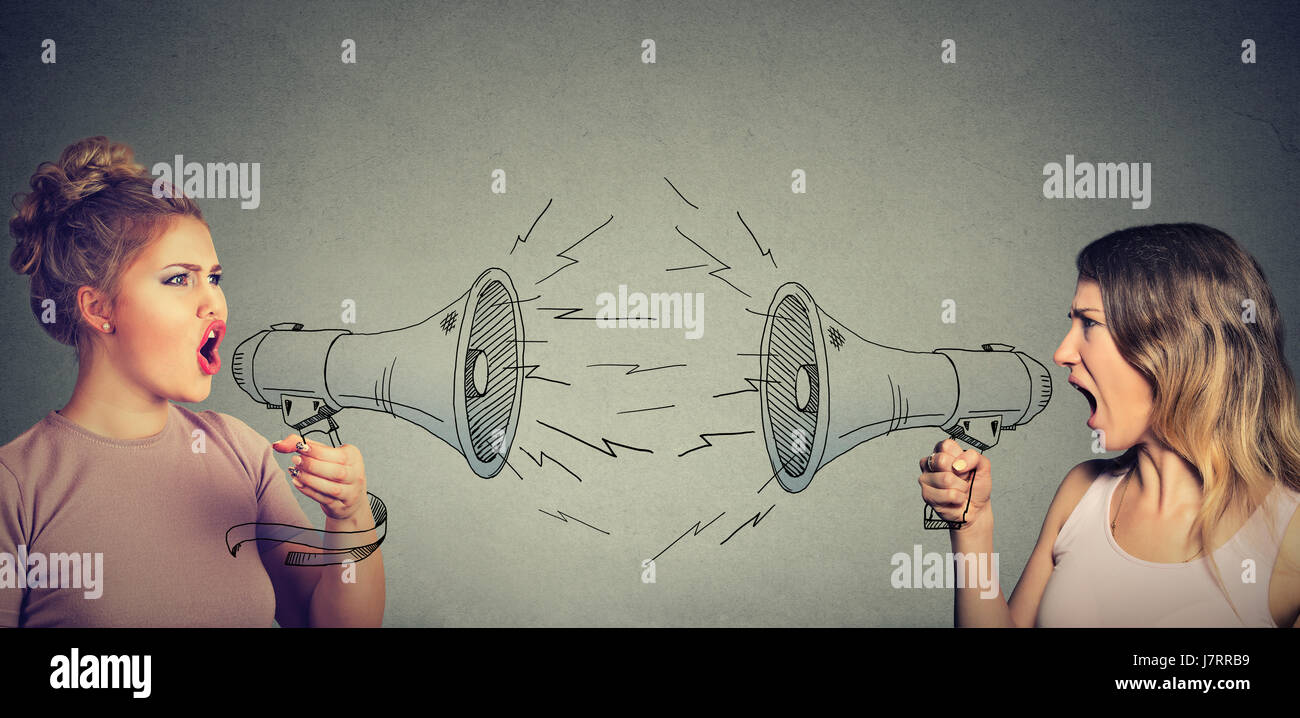 Streit zwischen zwei Frauen in Megafon schrie Stockfoto