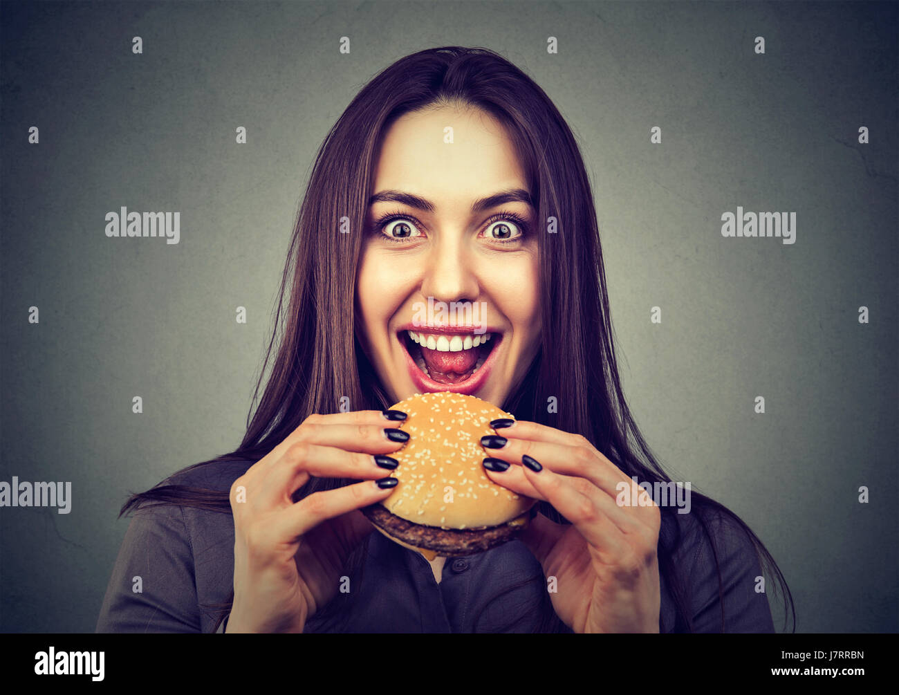 Fast Food ist mein Favorit. Frau einen Hamburger genießen den Geschmack Essen Stockfoto