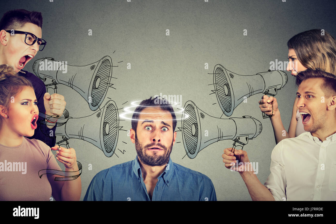 Gruppe von Menschen schreien in Megaphone Angst Kerl Stockfoto