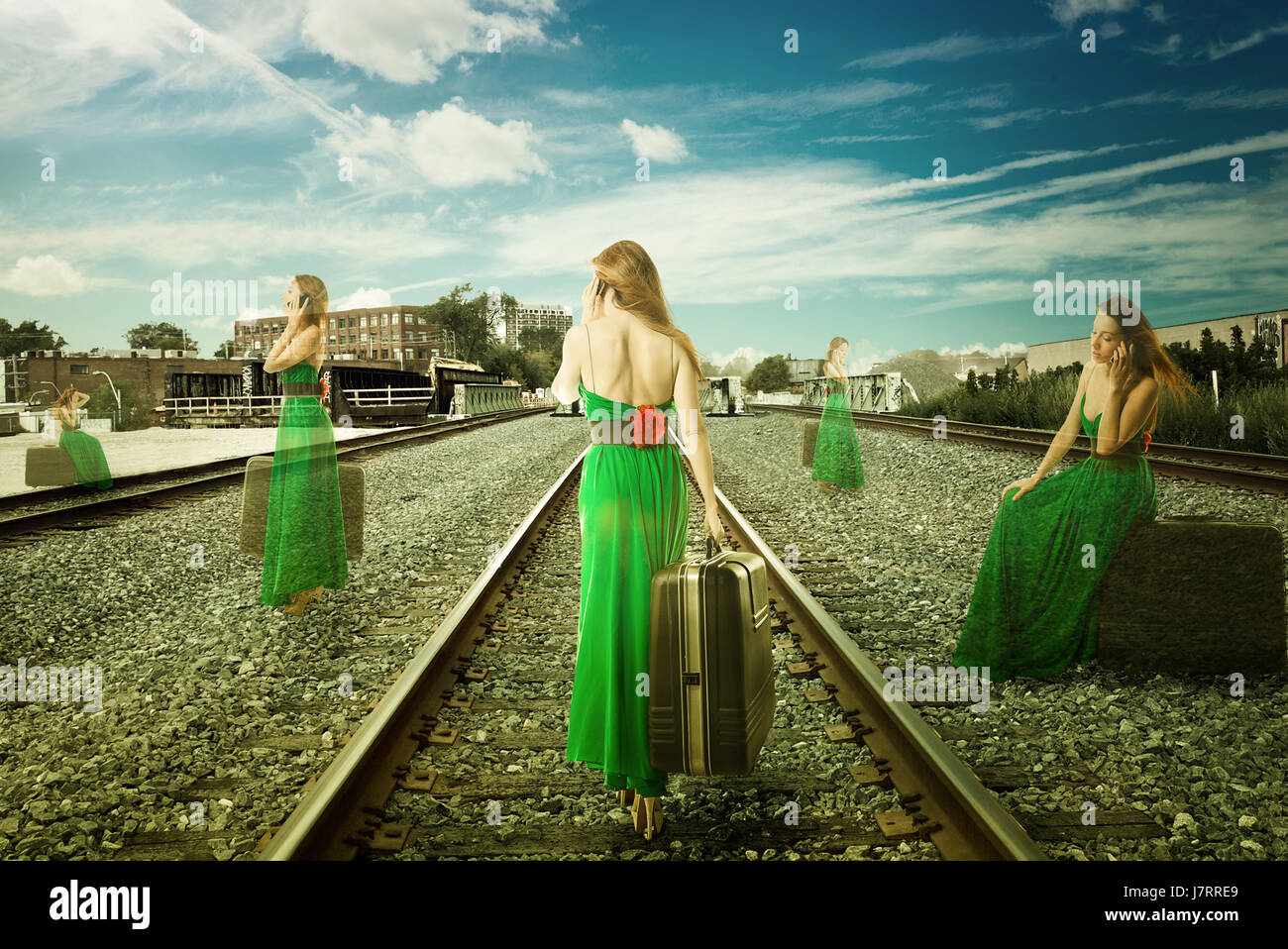 dieselbe Frau in verschiedenen Positionen mit Koffer telefonieren mit Handy warten auf Zug zu entkommen Stockfoto