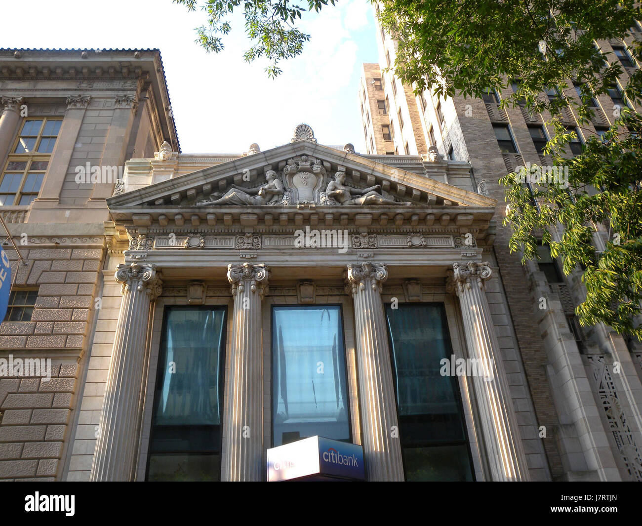 181 Montague Street ist ein Standort in Brooklyn, New York, der mit einer Bank verbunden ist. Dieser Ort ist für seine Architektur, urbane Umgebung und lokale Geschichte im Kontext der New Yorker Entwicklung bekannt. Stockfoto