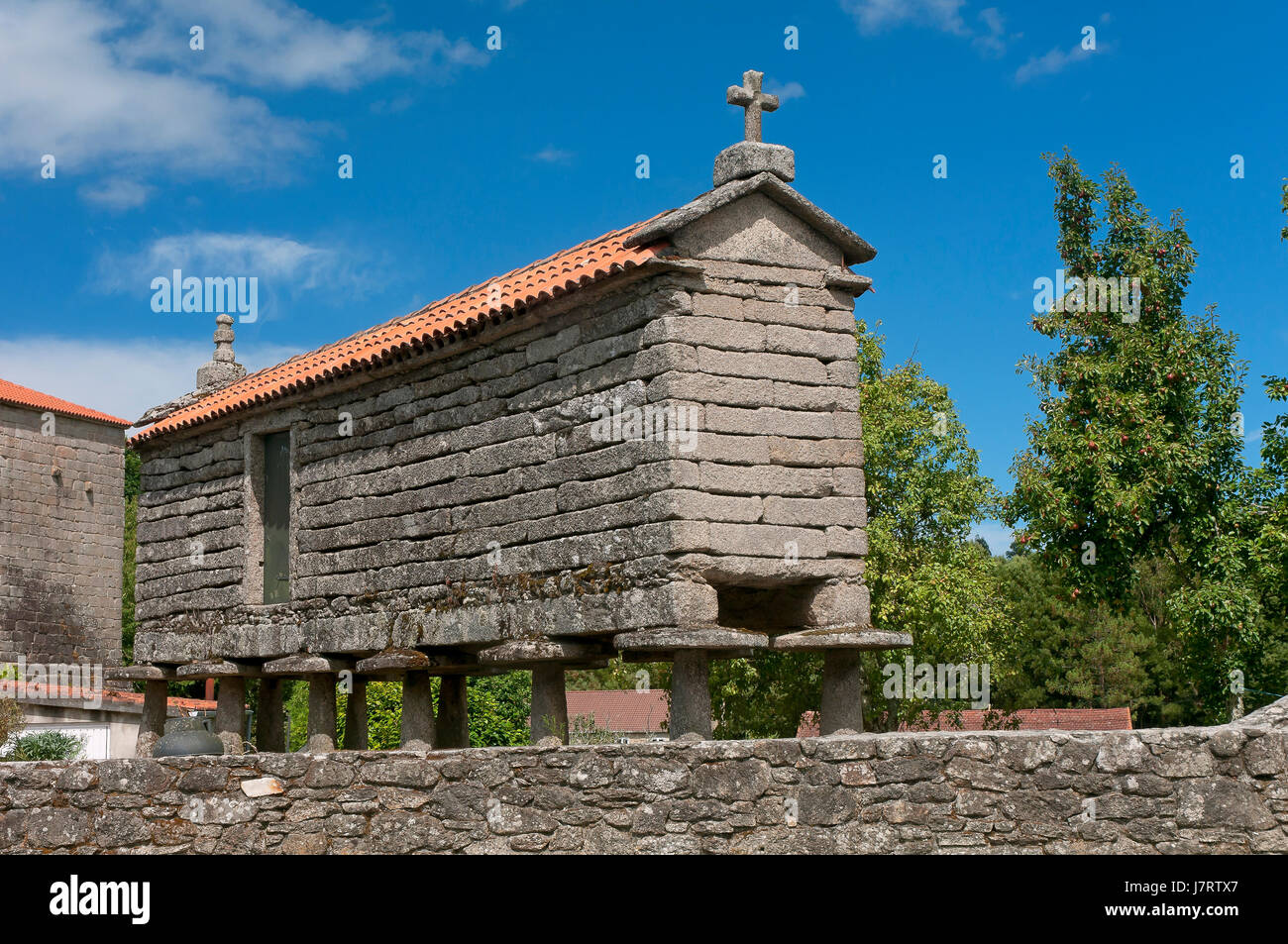 Traditionelle galicische Horreo (Getreidespeicher), Vimianzo, La Coruña Provinz, Region Galicien, Spanien, Europa Stockfoto