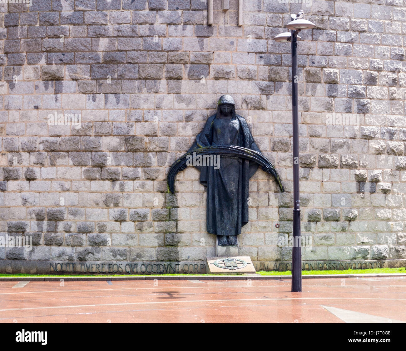 Denkmal für die Belagerung von Oviedo, Kirche des Hl. Franziskus von Assisi, (La Gesta), Plaza del Fresno im brutalistischen Stil, Plaza Oviedo, Asturien, Spanien Stockfoto