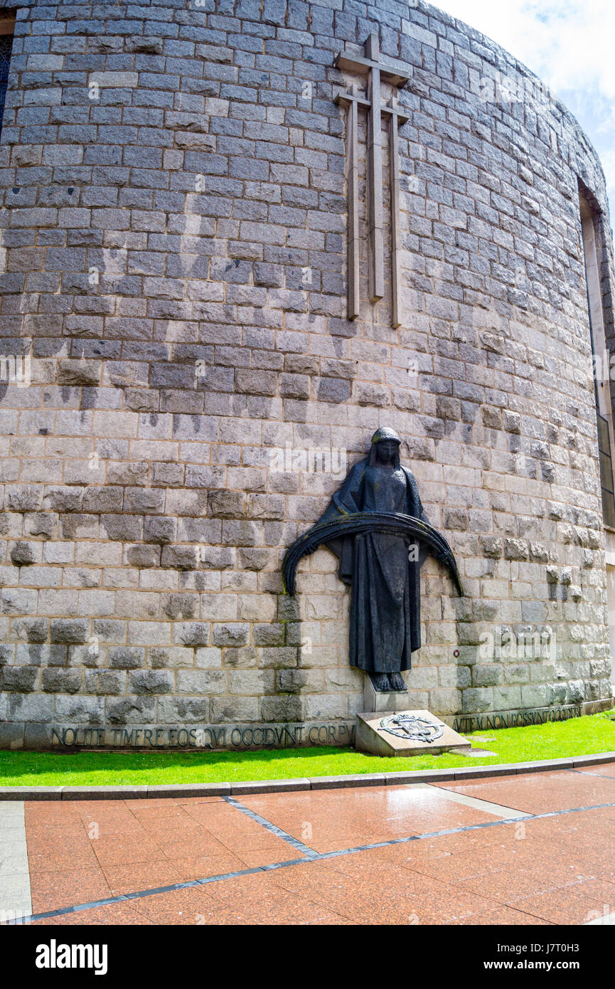 Denkmal für die Belagerung von Oviedo, Kirche des Hl. Franziskus von Assisi, (La Gesta), Plaza del Fresno im brutalistischen Stil, Plaza Oviedo, Asturien, Spanien Stockfoto