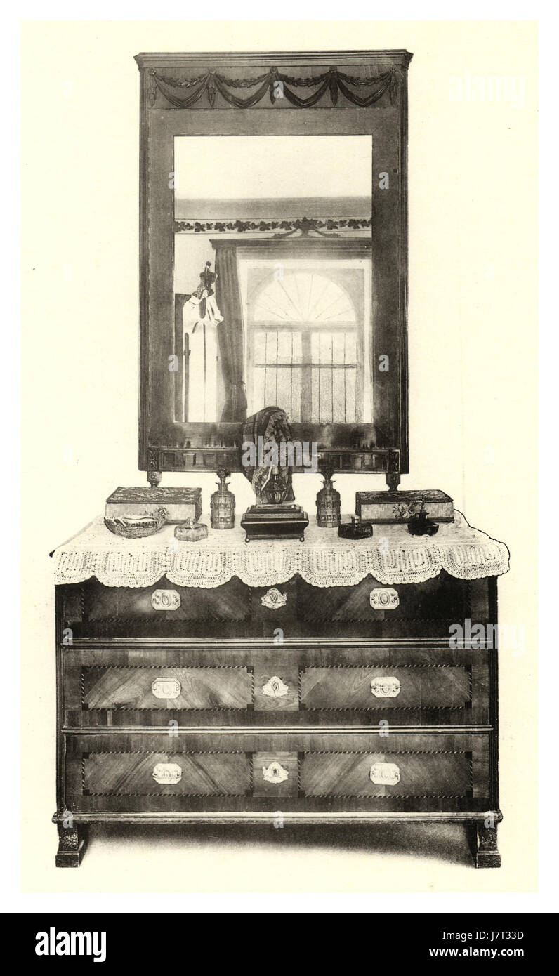 Möbel im Josepinismus-Stil, die die charakteristischen Designelemente dieser künstlerischen und kulturellen Bewegung des 18. Jahrhunderts zeigen. Die Möbel sind bekannt für ihre elegante Form und ihre detailreiche Handwerkskunst. Stockfoto