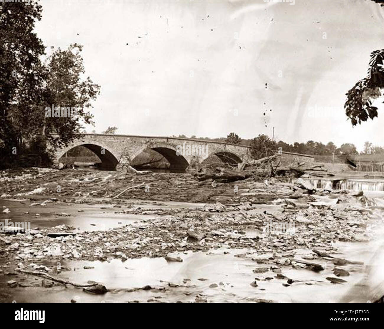 Die Antietam Bridge ist ein historisches Bauwerk in der Nähe des Antietam Creek in Maryland, USA. Es ist bekannt für seine Rolle während des Amerikanischen Bürgerkrieges, insbesondere der Schlacht von Antietam. Stockfoto