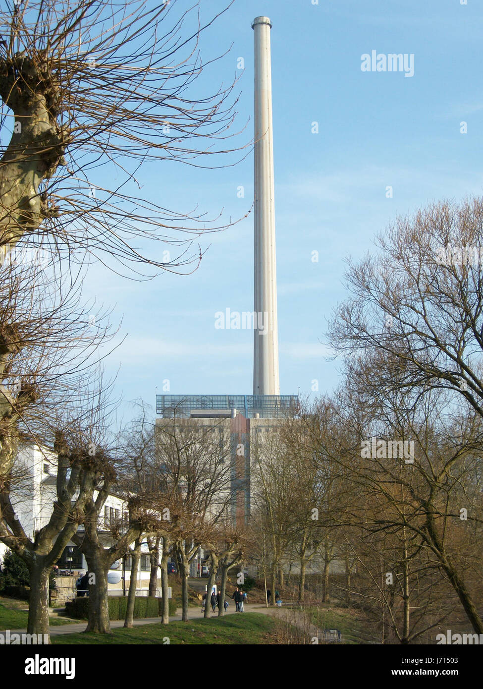 Das Heizkraftwerk Saarbrücken ist ein Kernkraftwerk in Saarbrücken, Deutschland, das auf Energieerzeugung und Fernwärme spezialisiert ist. Sie spielt eine wichtige Rolle bei der Energieversorgung der umliegenden Region. Stockfoto