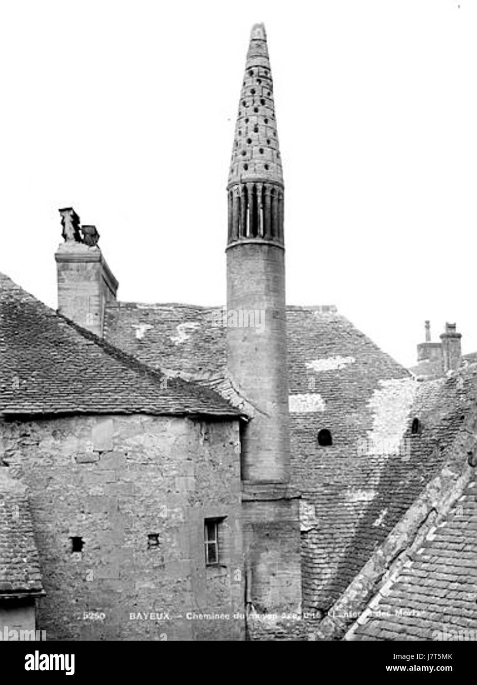 Die „Lanterne des Morts“ in Bayeux ist ein historisches Denkmal aus dem Mittelalter. Diese Laterne, die mit Todesritualen assoziiert ist, steht als Symbol des reichen kulturellen Erbes der Region. Stockfoto