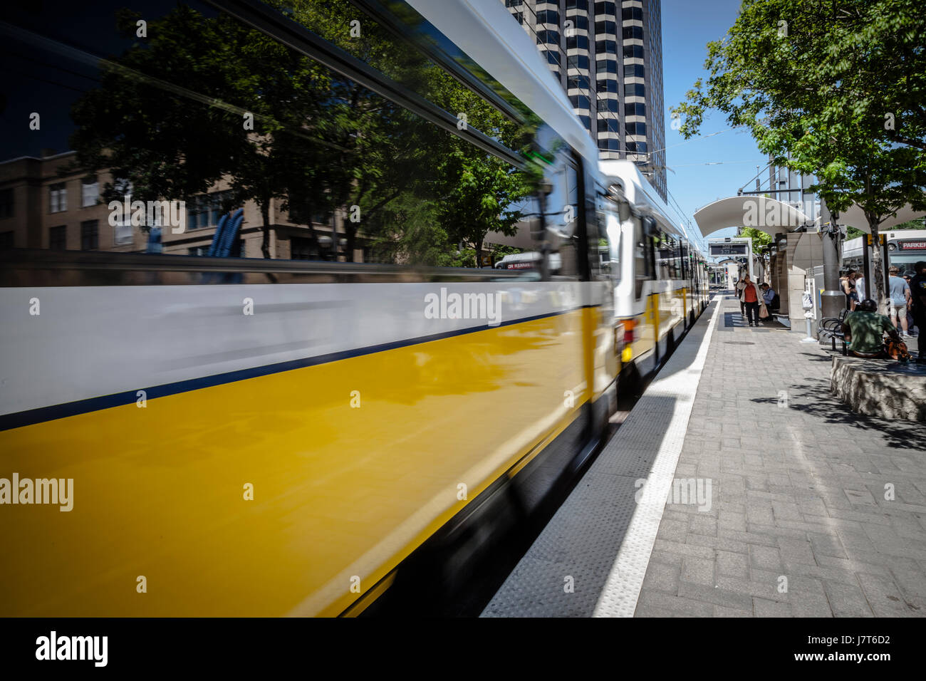 S-Bahn durch den downtown-Geschäftsbezirk, Dallas Texas Reisen. Stockfoto