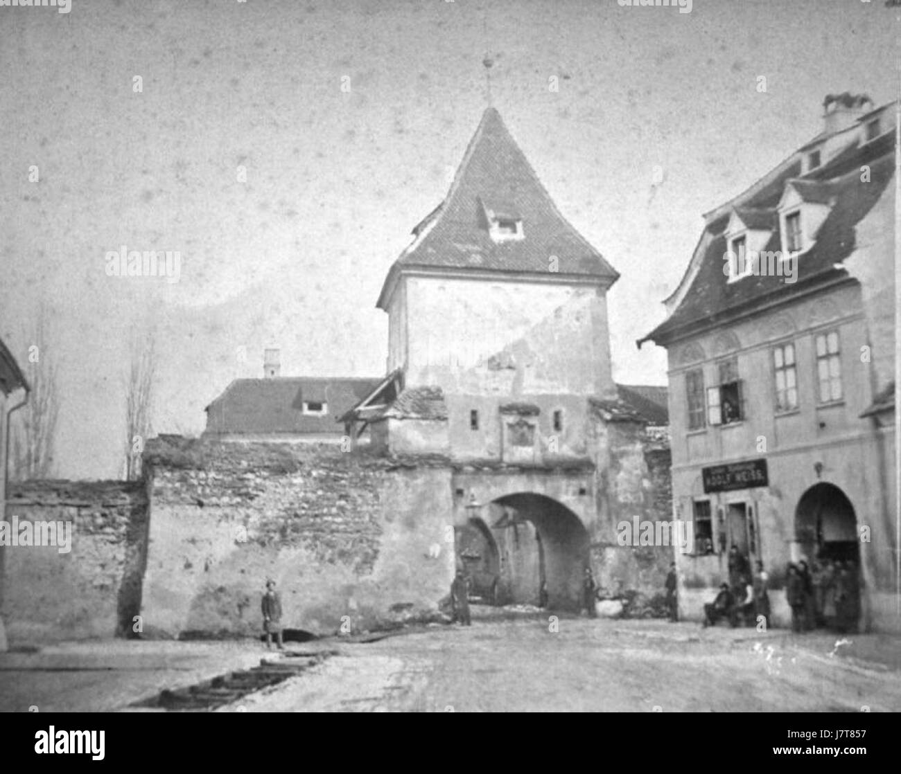 „Poarta Strazii Negre“ von Carl Muschalek ist ein Kunstwerk oder eine Illustration, die möglicherweise ein historisches Wahrzeichen darstellt, in diesem Fall ein Tor oder Eingang in einem Bereich, der als „Strazii Negre“ bekannt ist, was übersetzt „Schwarze Straße“ bedeutet. Stockfoto