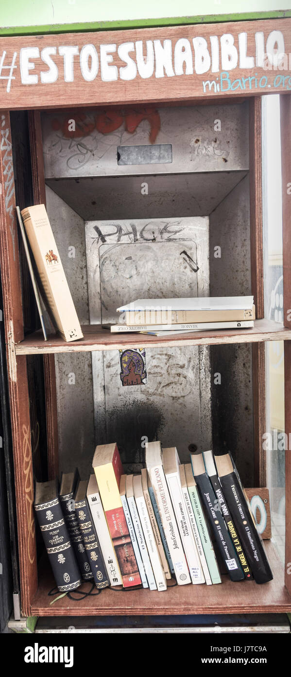 Telefonica Telefonzelle in Spanien umgewandelt in Buch/Bibliothek für Exchange für gebrauchte Bücher. Spanische Version von The Da Vinci Code im unteren Regal Stockfoto