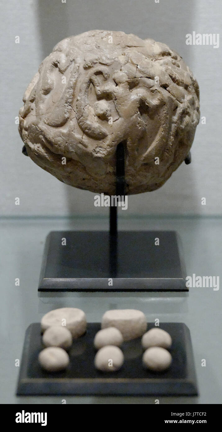 Die Tonhülle der Buchhaltung, die im Louvre gefunden wurde, stammt aus dem antiken Mesopotamien. Es wurde für die Führung von Aufzeichnungen verwendet, um frühe Buchführungssysteme und Dokumentationssysteme in alten Zivilisationen darzustellen. Stockfoto