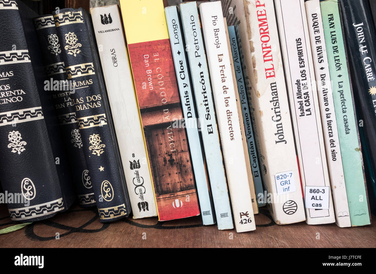 The Da Vinci Code (spanische Version) von Dan Brown in alten Telefonzelle in Spanien; Austausch/Bibliothek für gebrauchte Bücher umgewandelt. Stockfoto