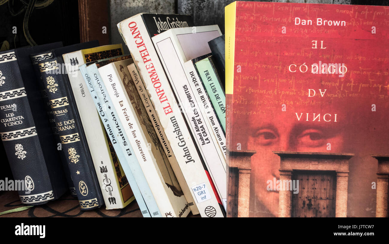 The Da Vinci Code (spanische Version) von Dan Brown in alten Telefonzelle in Spanien; Austausch/Bibliothek für gebrauchte Bücher umgewandelt. Stockfoto
