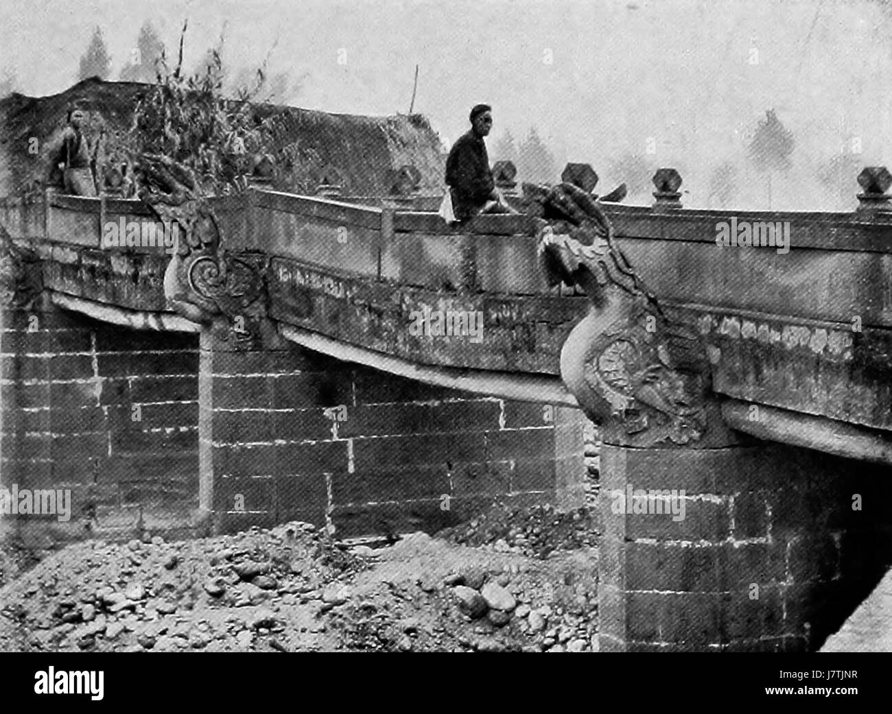 Eine Drachenbrücke bezieht sich auf eine Brücke oder architektonische Struktur, die mit Drachenmotiven verziert ist, oft symbolisch für Stärke und Macht in verschiedenen Kulturen. Stockfoto