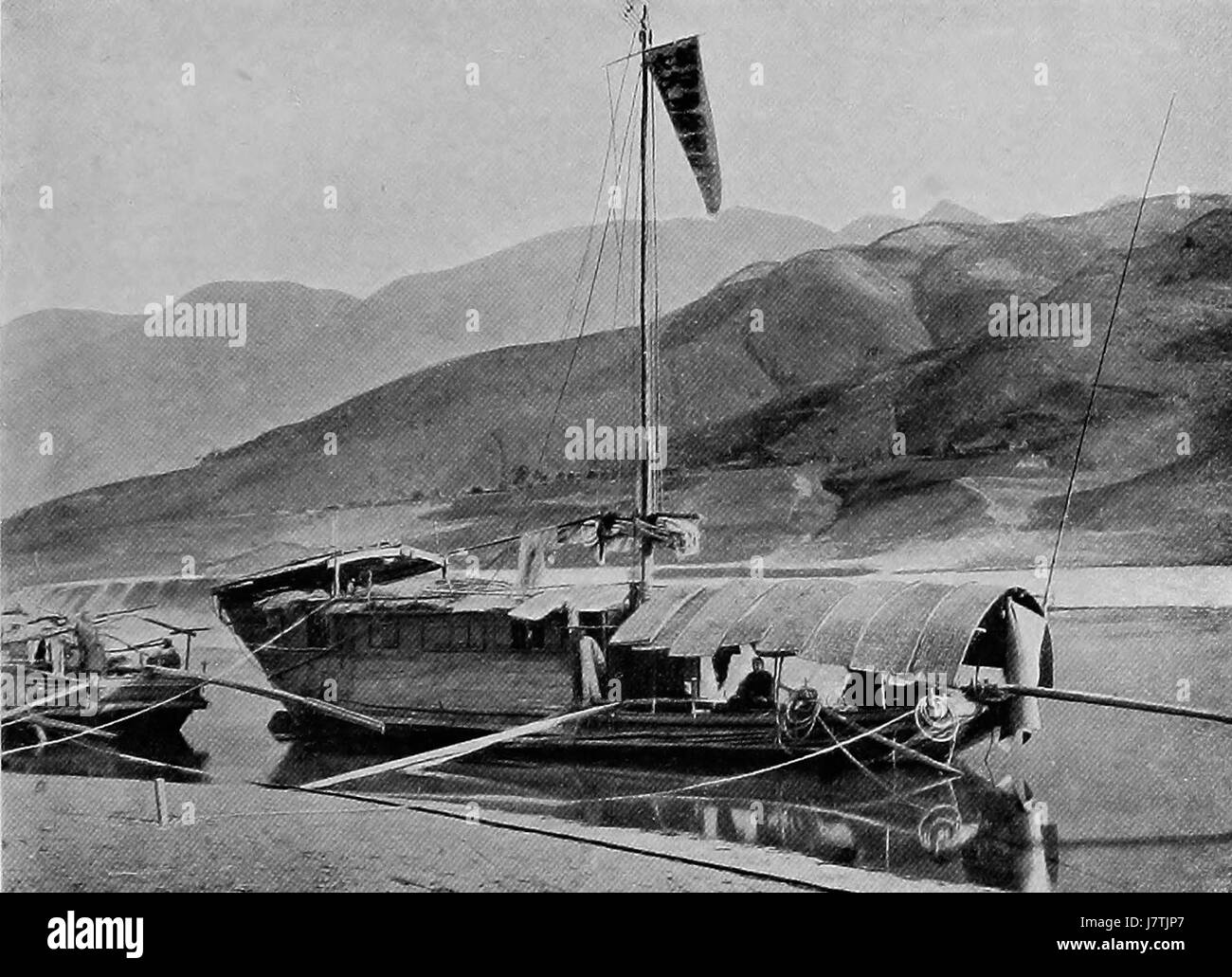 Ein kleines Hausboot auf dem Jangtsekiang Stockfoto