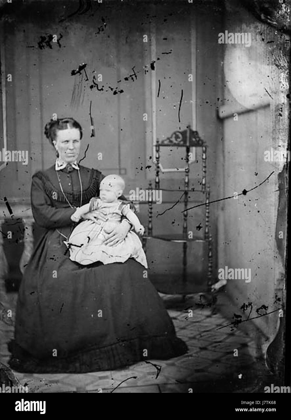 â€˜A Woman and a Babyâ€™ ist ein ergreifendes Kunstwerk, das Themen der Mutterschaft und Pflege thematisiert und die enge Verbindung zwischen Mutter und Kind veranschaulicht. Das Stück fängt die Zärtlichkeit und die pflegende Natur dieser Beziehungen ein. Stockfoto